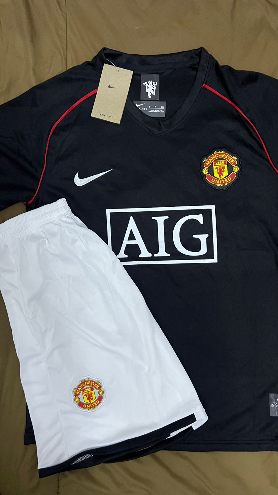 Manchester United 2007-08 away kit, consisting of a black jersey with white shorts